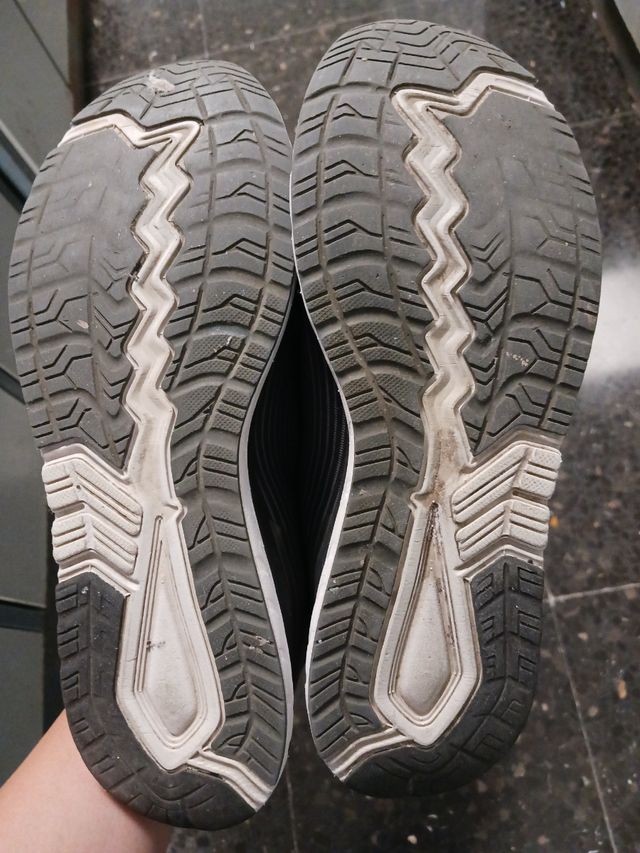 Deportivas mujer grises y negras