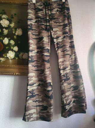 Pantalones de camuflaje acampanados