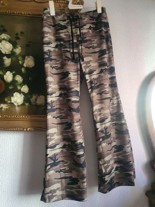 Pantalones de camuflaje acampanados
