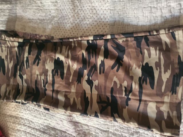 Pantalones de camuflaje acampanados
