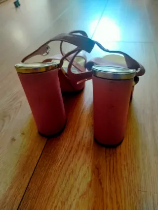 Sandalias rosas y doradas de plataforma y bolso 