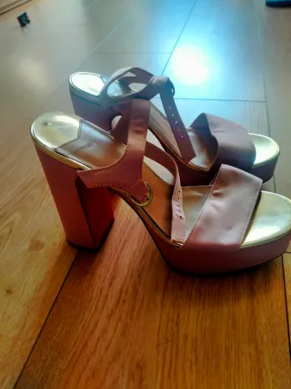 Sandalias rosas y doradas de plataforma y bolso 