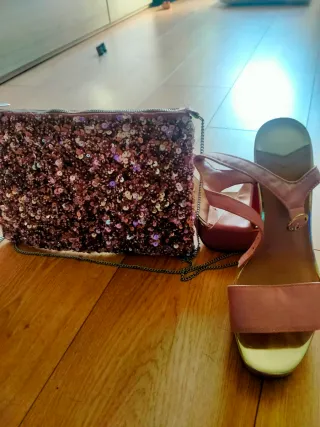 Sandalias rosas y doradas de plataforma y bolso 