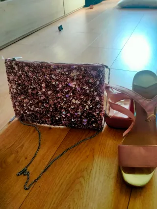 Sandalias rosas y doradas de plataforma y bolso 