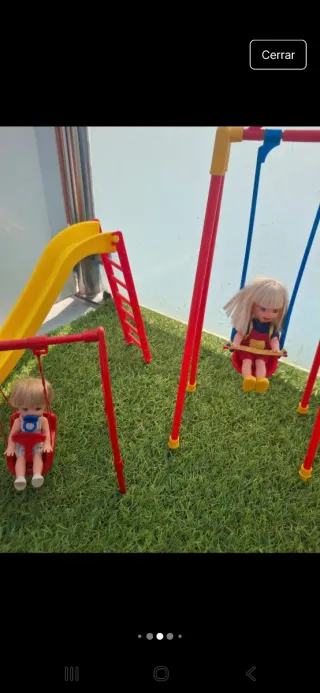 Famiglia Barbie con altalene e scivolo