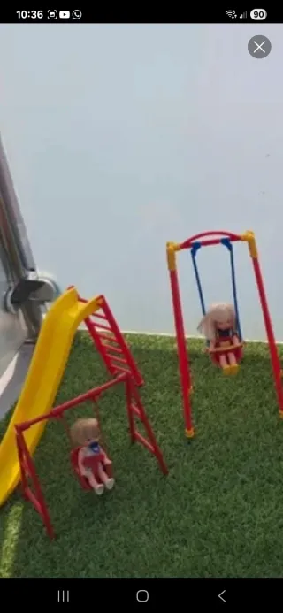 Famiglia Barbie con altalene e scivolo