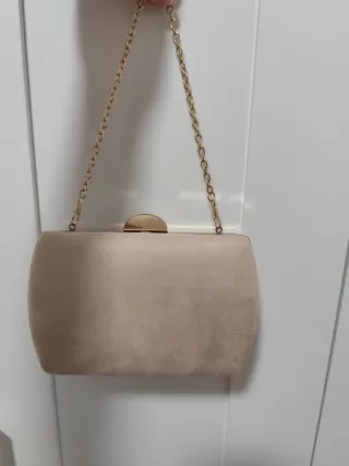 Bolso de mano beige con cadena dorada