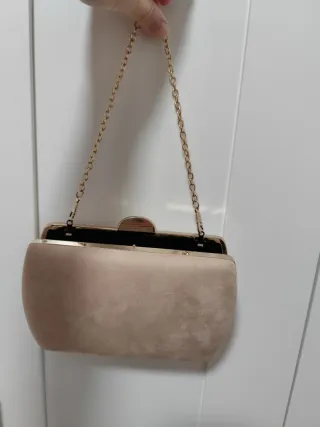Bolso de mano beige con cadena dorada
