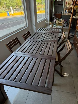 Mesa de jardín y 4 sillas de madera
