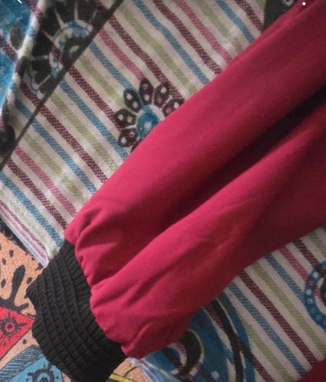 Cazadora bomber ligera roja y negra