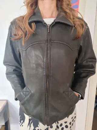 Chaqueta de piel negra