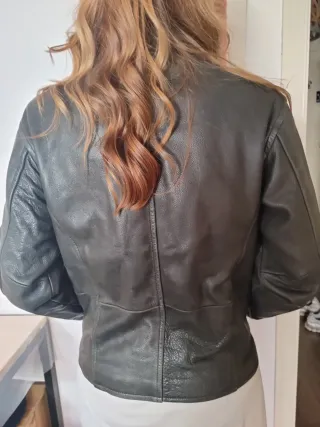 Chaqueta de piel negra