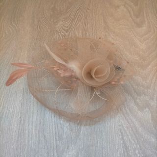 Tocado de fiesta en tono beige 