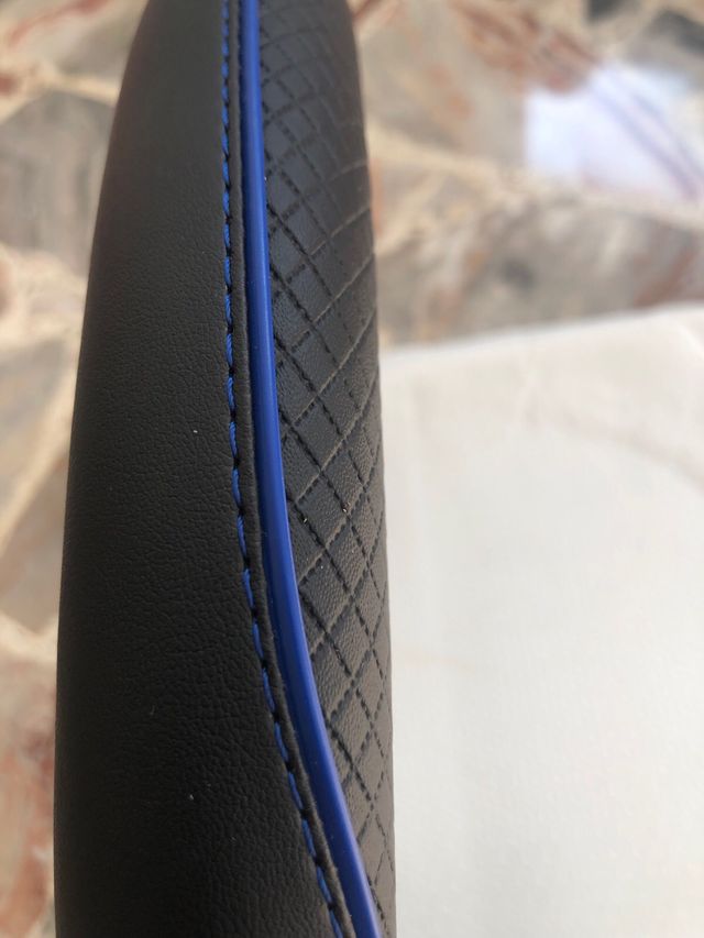 Coprivolante nero con cuciture blu