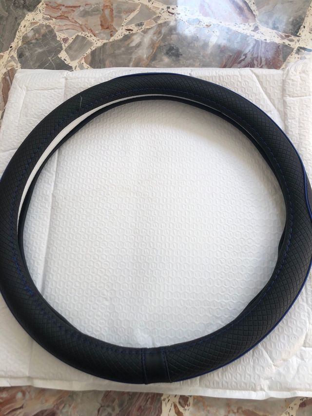 Coprivolante nero con cuciture blu