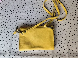 Bolso pequeño amarillo y marrón