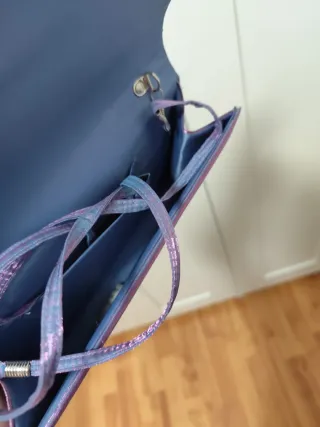 Bolso de mano morado y rosa