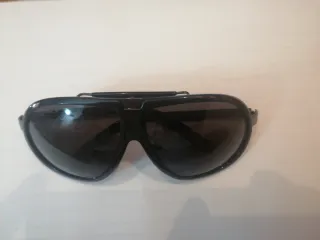 Gafas de sol negras y marrones