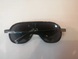 Gafas de sol negras y marrones