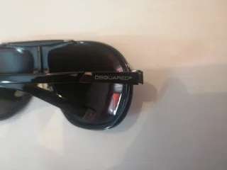 Gafas de sol negras y marrones