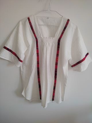Blusa artesanal peruana con aguayo 