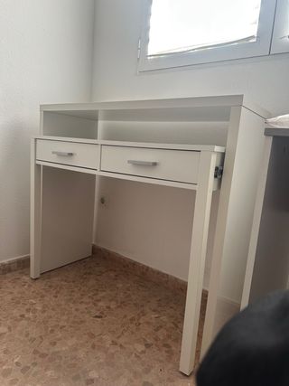 Mesa blanca de madera y tiradores de plástico