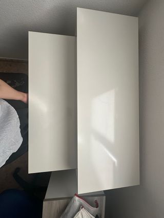 Mesa blanca de madera y tiradores de plástico