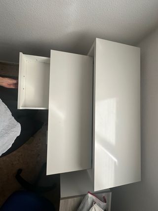 Mesa blanca de madera y tiradores de plástico