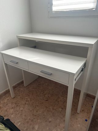 Mesa blanca de madera y tiradores de plástico