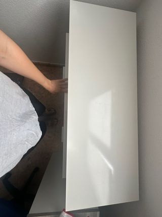 Mesa blanca de madera y tiradores de plástico