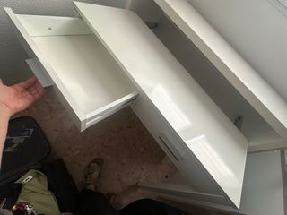 Mesa blanca de madera y tiradores de plástico