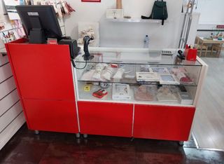 Mostrador-vitrina comercio, en dos módulos.
