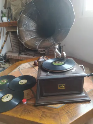 Vecchio jukebox con dischi