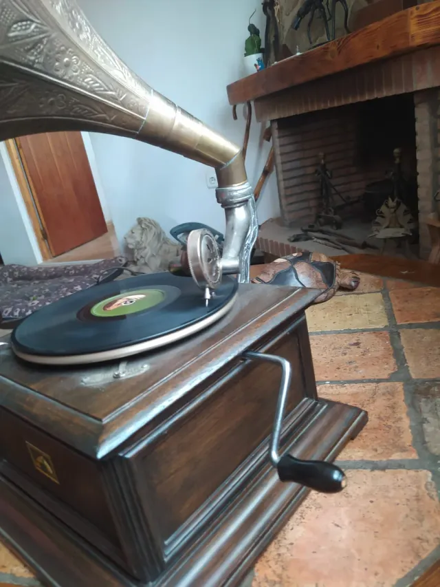 Gramola antigua con discos