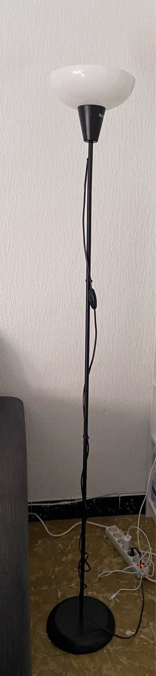 Lámpara de pie Ikea negra y blanca