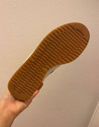 Zapatillas Blancas con Rayas Negras
