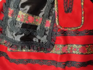 Refajo regional rojo con encaje y cintas
