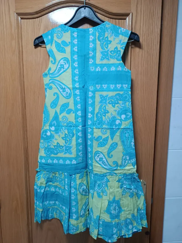 Lote de dos vestidos y una camiseta. Buen estado.