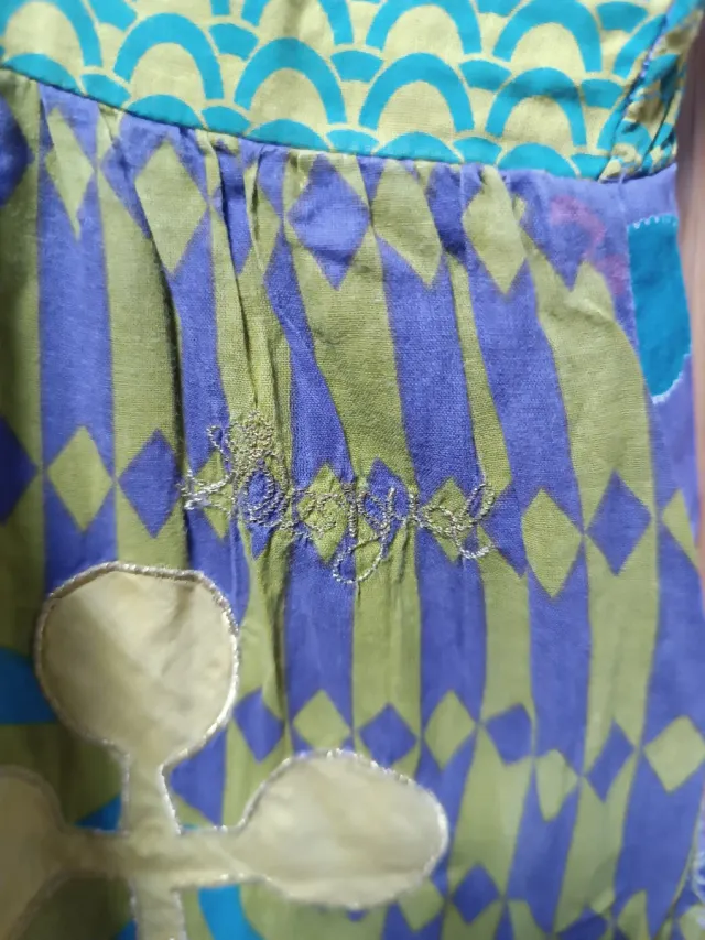 Lote de dos vestidos y una camiseta. Buen estado.