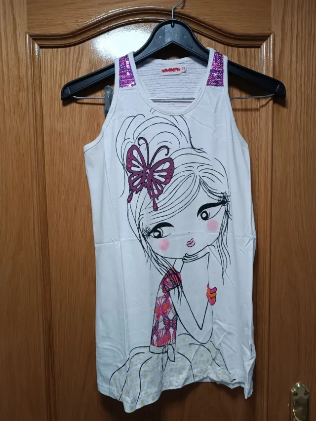 Lote de dos vestidos y una camiseta. Buen estado.