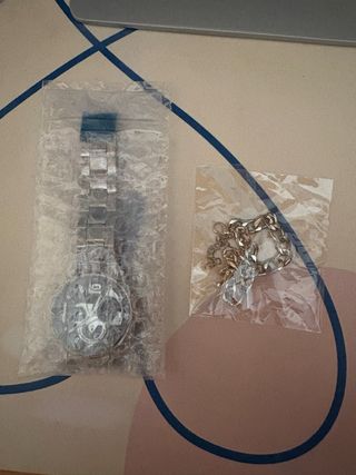 Reloj y pulsera plateados