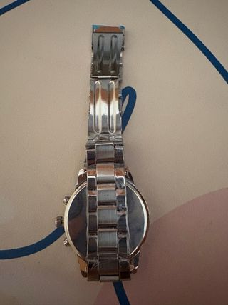 Reloj y pulsera plateados