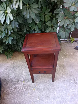 Mesita auxiliar colonial de madera