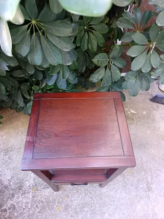Mesita auxiliar colonial de madera