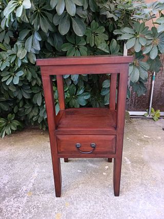 Mesita auxiliar colonial de madera