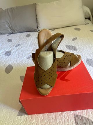 Sandalias cuña piel marrón