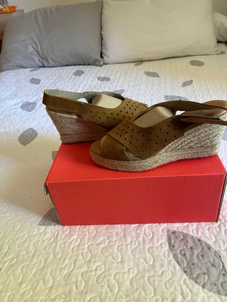 Sandalias cuña piel marrón