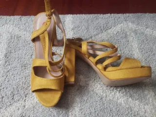 Sandalias de tacón amarillas
