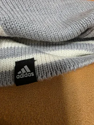 Gorro Adidas gris y blanco