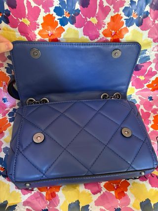 Bolso bandolera Guess acolchado azul